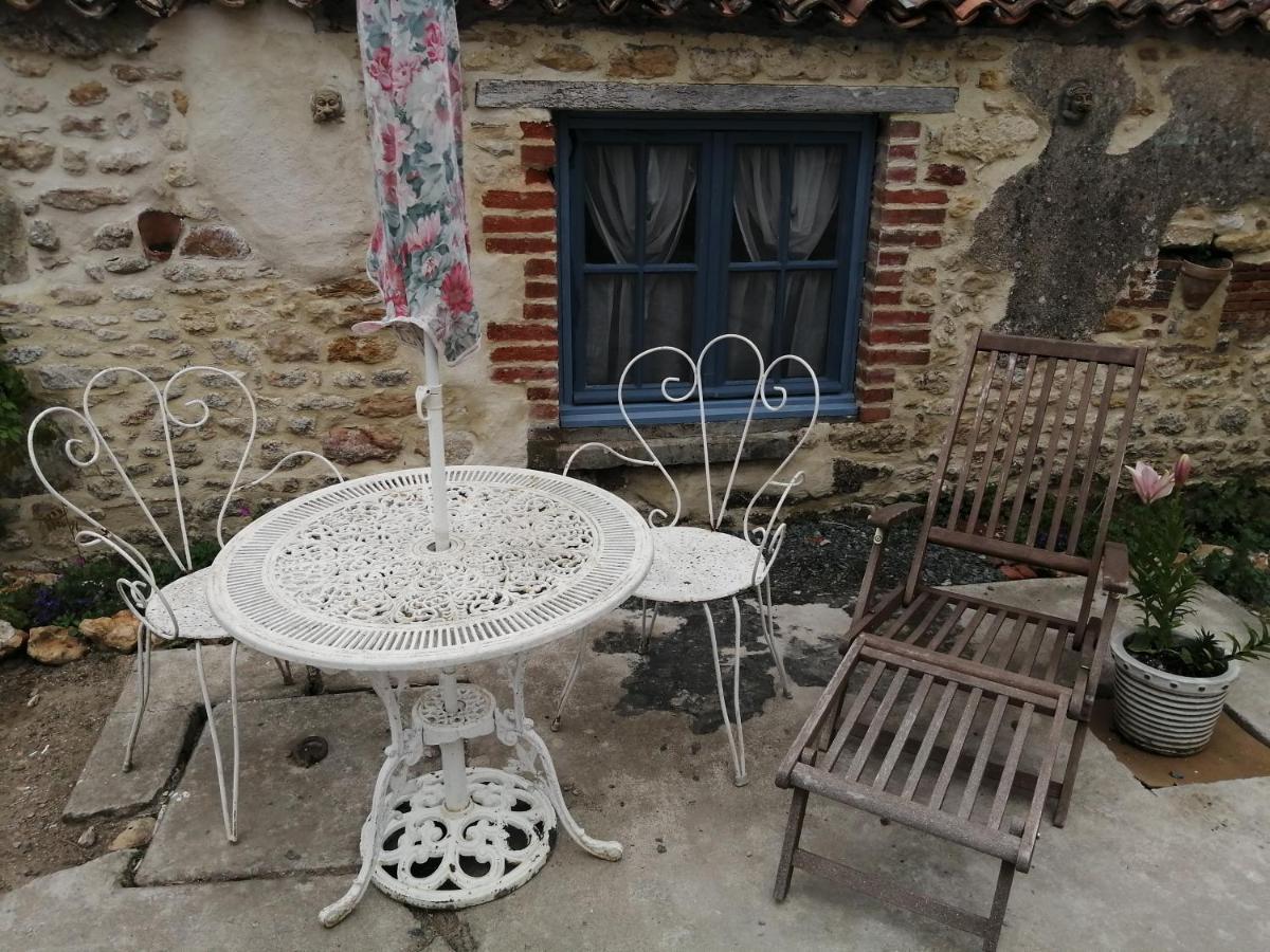 Gatekeepers Cottage Tiny House, Taize, Deux-Sevres, Velo Francette Exterior photo